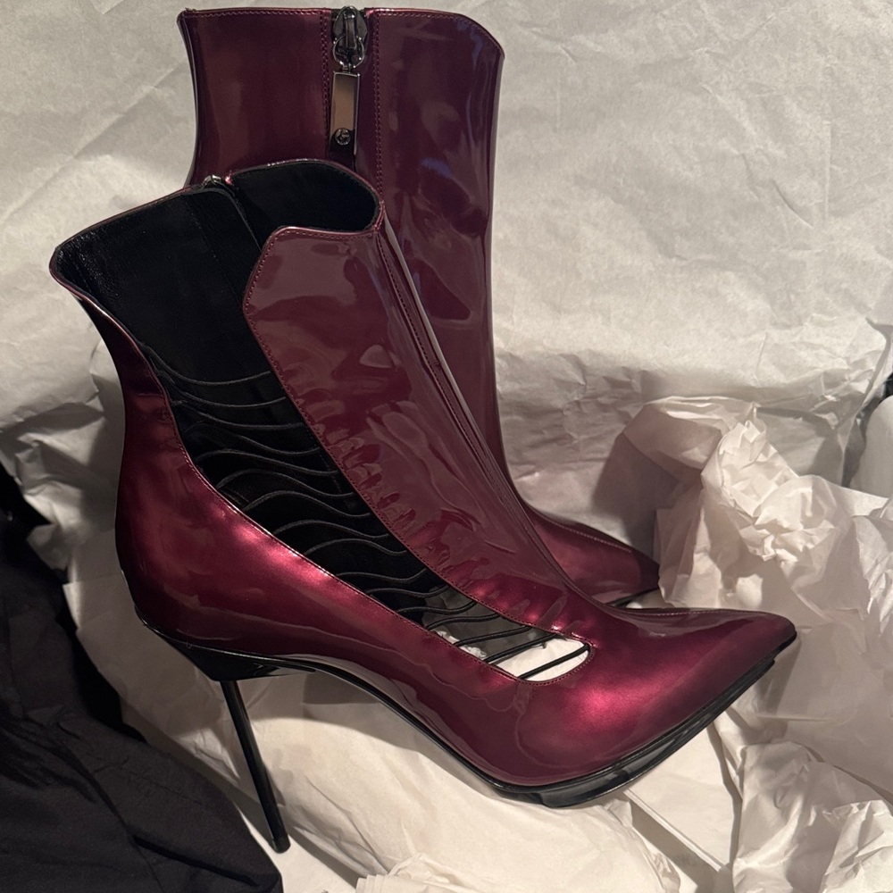 Giorgio Armani Glossy Plum Heeled Boots - Picture 1 of 5